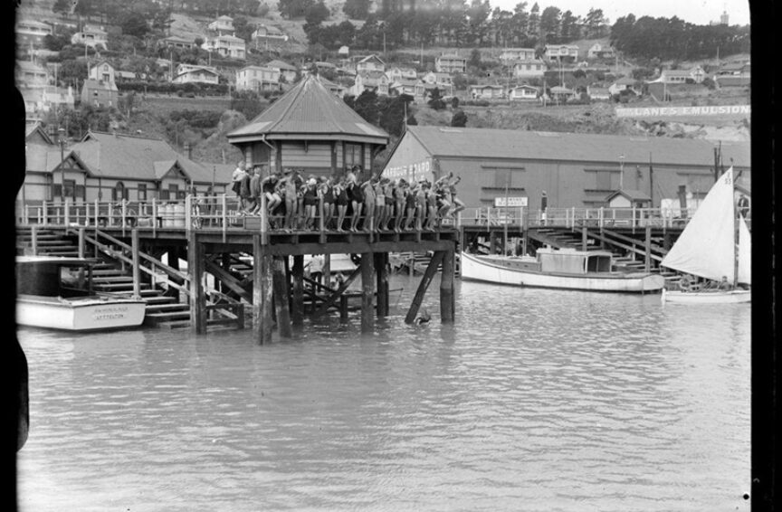 Divers diamond harbour wharf